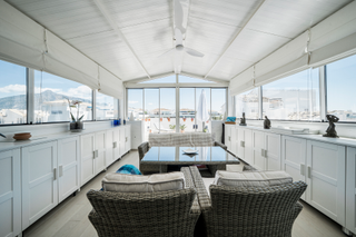 Piccolo appartamento in Puerto Banús. Ático espacioso renovado con vistas panorámicas al mar y la conc