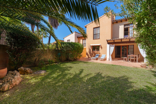 Casa en Santa Ponça. Villa situada en primera línea del campo de golf de santa ponsa.
