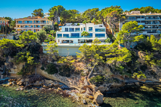 Casa a Cala Vinyes. Elegante villa en primera línea de mar en cala vinyas