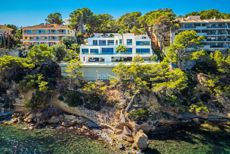 Foto 0b9415c7-37bb-4d3e-bce2-d84d07d1bbc6. Casa elegante villa en primera línea de mar en cala vinyas en Calvià