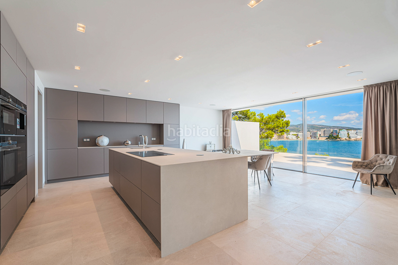Foto 0e901339-8a12-4ee3-b95a-2723b0e81dff. Casa elegante villa en primera línea de mar en cala vinyas en Calvià