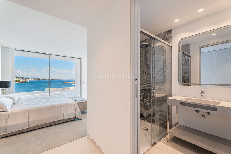 Foto c4392f15-0435-4412-975a-0e7373b0fb77. Casa elegante villa en primera línea de mar en cala vinyas en Calvià