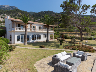Casa a Banyalbufar. Finca única de esencia mediterránea, en primera línea y con acce