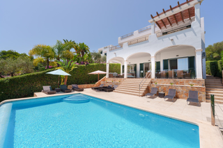 Casa a Cala d´Or. Villa de lujo en primera línea de playa en cala dor  un retiro c