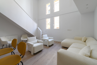 Apartament a Cortes-Huertas. Luminoso dúplex frente al museo del prado