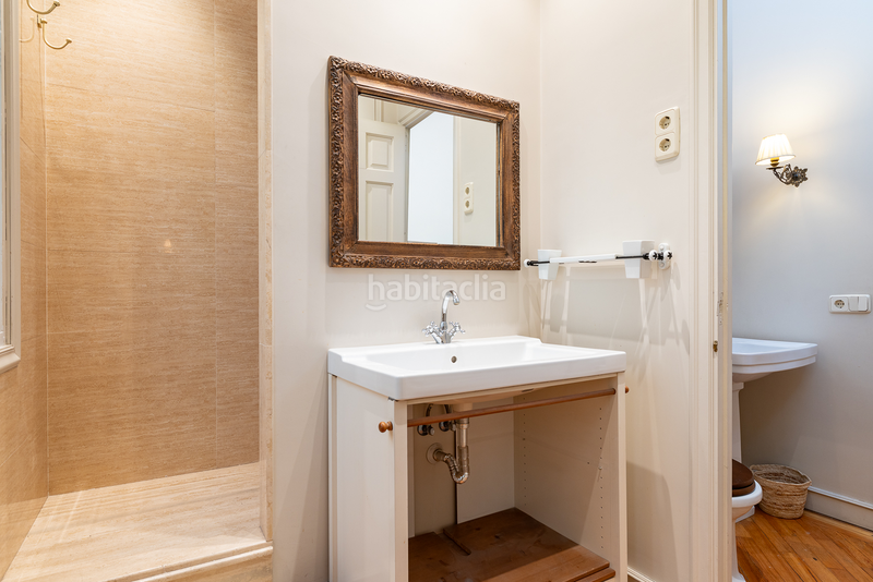 Foto 0e4dd9e5-bc93-4ac9-bd27-4dd7deea0666. Alquiler apartamento piso señorial con encanto clásico y luz natural en Almagro en Madrid
