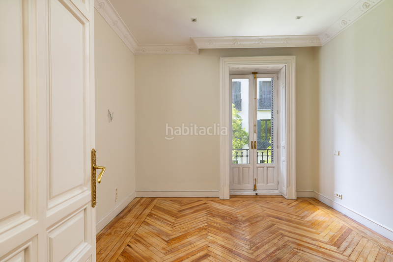 Foto 1172eb61-e43d-408f-a631-21f312957165. Alquiler apartamento piso señorial con encanto clásico y luz natural en Almagro en Madrid
