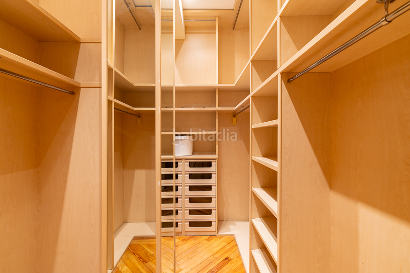 Foto 3a961e78-c21d-486e-85d5-acf053f84267. Alquiler apartamento piso señorial con encanto clásico y luz natural en Almagro en Madrid