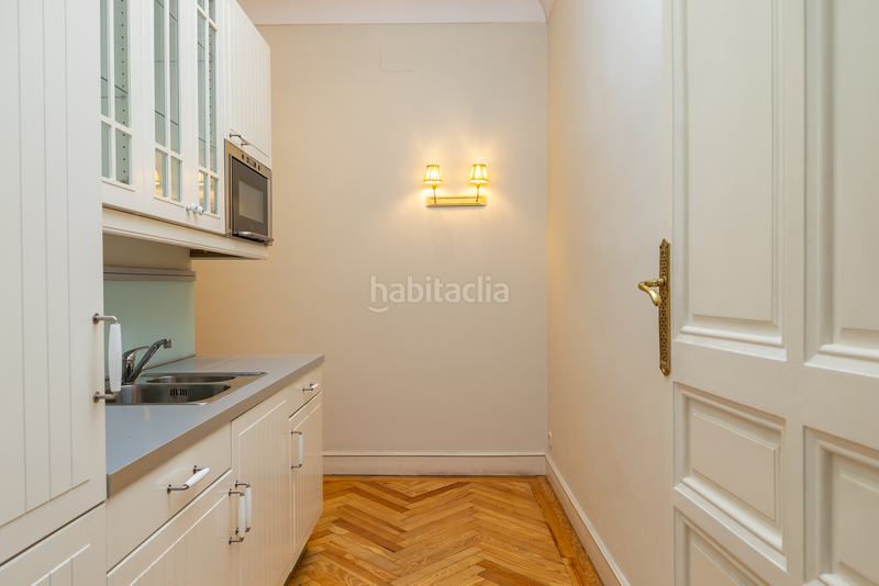 Foto 887c0b8b-4192-4dd7-ad21-b0ccfab54ee3. Alquiler apartamento piso señorial con encanto clásico y luz natural en Almagro en Madrid
