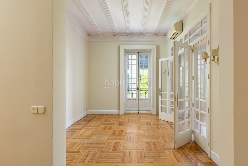 Foto 8e5916c0-86df-4f7b-a798-839f9c5ca422. Alquiler apartamento piso señorial con encanto clásico y luz natural en Almagro en Madrid