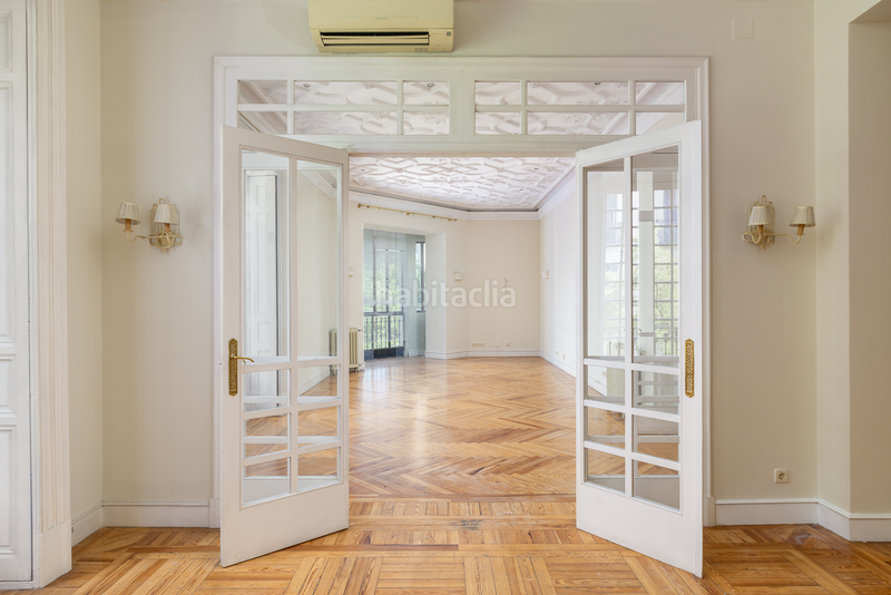 Foto b41bdd52-3613-4adc-a597-e70501e200dd. Alquiler apartamento piso señorial con encanto clásico y luz natural en Almagro en Madrid