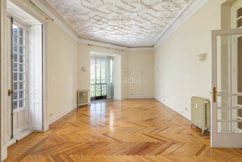 Foto bbd270d5-5d66-4b4c-aa83-60ca0f0e03ab. Alquiler apartamento piso señorial con encanto clásico y luz natural en Almagro en Madrid