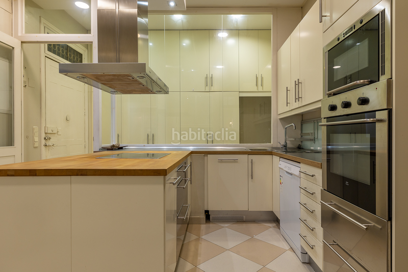 Foto bc80b4f9-f9f7-473a-b259-d9b1aa5381a5. Alquiler apartamento piso señorial con encanto clásico y luz natural en Almagro en Madrid