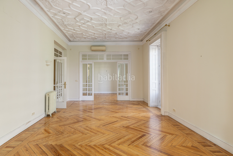 Foto d89884dc-3cf7-4d3c-9fbd-c6c4f073a809. Alquiler apartamento piso señorial con encanto clásico y luz natural en Almagro en Madrid
