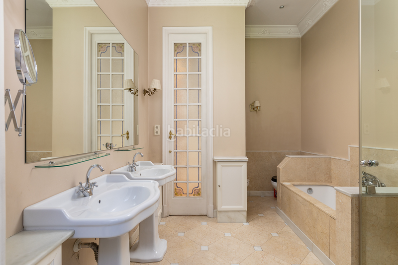 Foto de705790-9d2c-4dc6-815a-089889658e95. Alquiler apartamento piso señorial con encanto clásico y luz natural en Almagro en Madrid