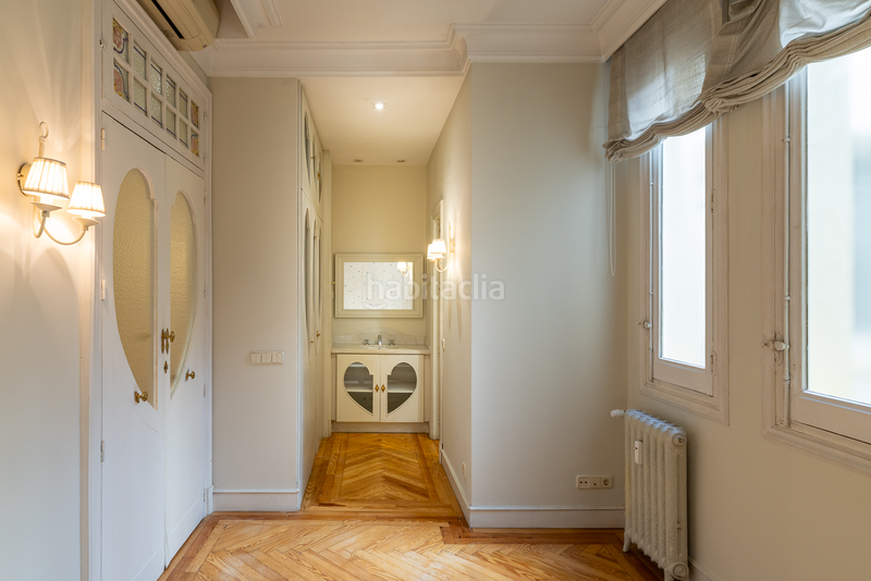 Foto e1743e52-9c77-4bb1-a3ca-287360f0107e. Alquiler apartamento piso señorial con encanto clásico y luz natural en Almagro en Madrid