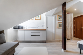 Location Appartement à Cortes-Huertas. Estudio reformado en buhardilla en alquiler
