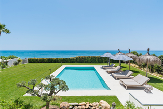 Casa en La Cala Mijas. Impresionante villa en primera lnea de playa