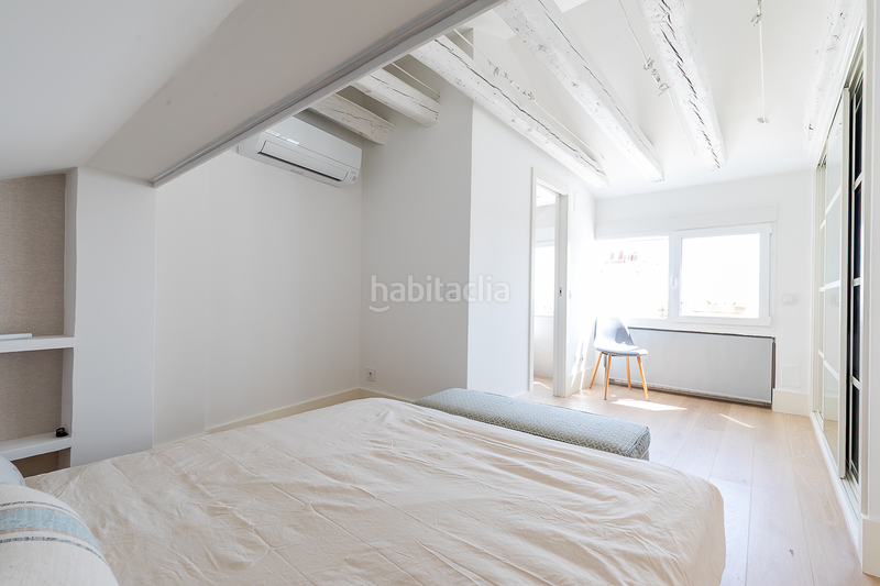 Foto 0416497f-011b-4c24-bef9-c1ca9dc391b9. Alquiler apartamento ático reformado con terraza y encanto clásico en alquiler en Almagro en Madrid