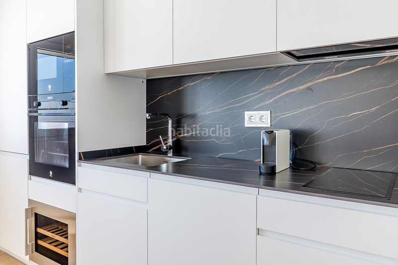 Foto 0d0e5a27-00fd-48fc-be56-2acbc447c40e. Alquiler apartamento ático reformado con terraza y encanto clásico en alquiler en Almagro en Madrid
