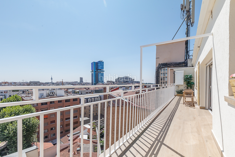 Foto 1f36dfa5-50f9-4c0c-b959-f0ec271ad801. Alquiler apartamento ático reformado con terraza y encanto clásico en alquiler en Almagro en Madrid
