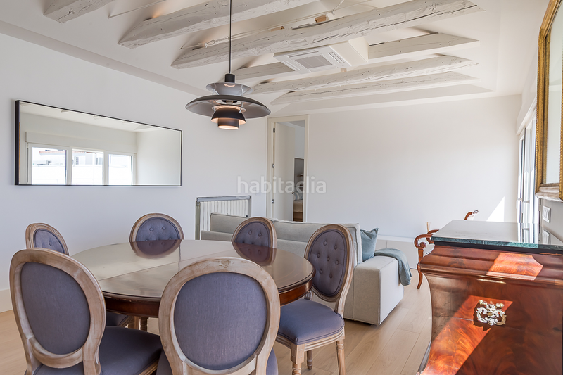 Foto 253cd355-bd26-44c6-aef8-b380b4170203. Alquiler apartamento ático reformado con terraza y encanto clásico en alquiler en Almagro en Madrid