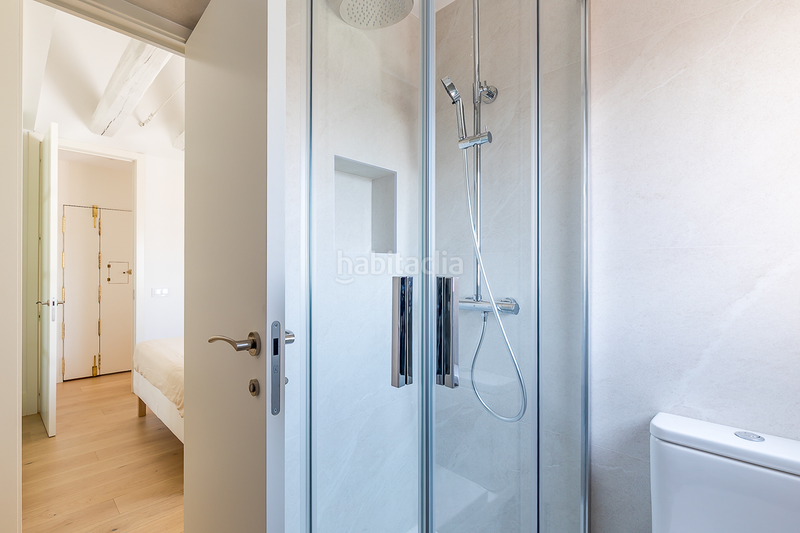 Foto 2f355e5f-38f6-40cf-a872-981ba3188db0. Alquiler apartamento ático reformado con terraza y encanto clásico en alquiler en Almagro en Madrid