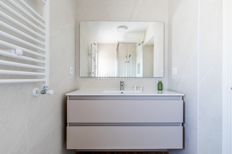 Foto 3a442245-39c7-41e8-a297-3efe6586ca53. Alquiler apartamento ático reformado con terraza y encanto clásico en alquiler en Almagro en Madrid