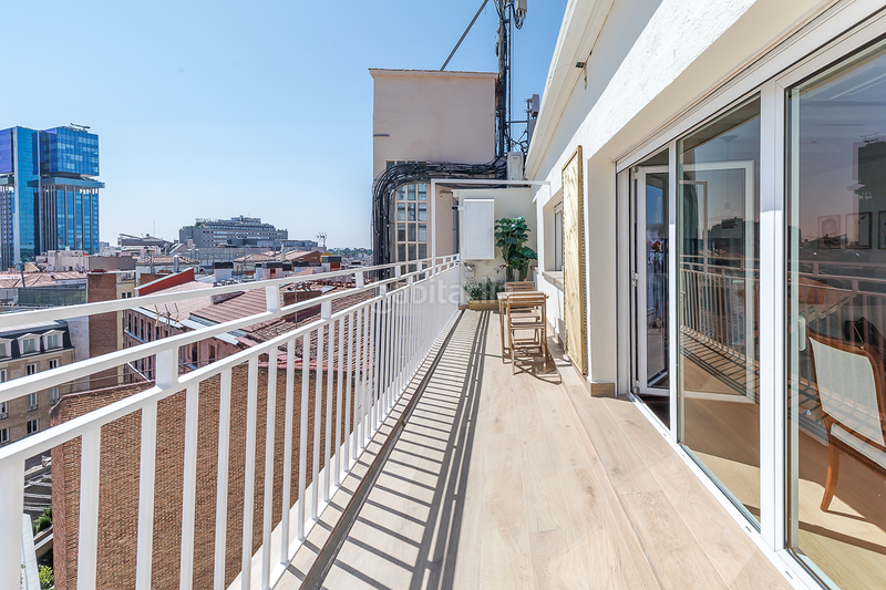 Foto 4ae9ffe5-e209-472b-a12a-844dbe3d507a. Alquiler apartamento ático reformado con terraza y encanto clásico en alquiler en Almagro en Madrid