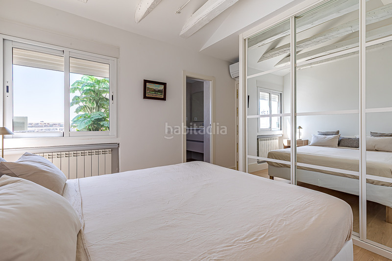 Foto 5a902f80-35cc-4b1e-9b27-56d37235e8ec. Alquiler apartamento ático reformado con terraza y encanto clásico en alquiler en Almagro en Madrid