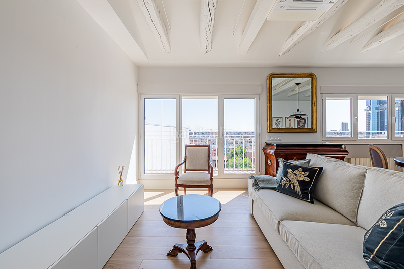 Foto 7e7eee9a-f7ef-4786-b0bd-1f057ed9d383. Alquiler apartamento ático reformado con terraza y encanto clásico en alquiler en Almagro en Madrid