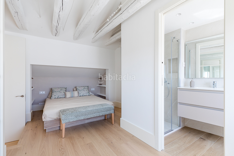 Foto 80c5733a-7838-4507-afc3-7062b87761c6. Alquiler apartamento ático reformado con terraza y encanto clásico en alquiler en Almagro en Madrid