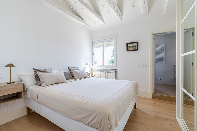 Foto 876a846c-9cdd-4ab4-8612-440671393236. Alquiler apartamento ático reformado con terraza y encanto clásico en alquiler en Almagro en Madrid