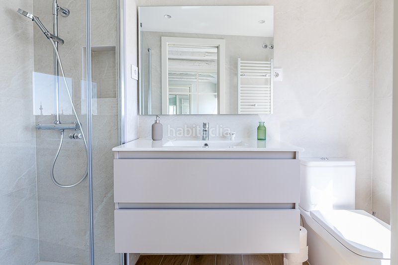 Foto 89ab51b0-3696-4991-862b-8c36517ffb37. Alquiler apartamento ático reformado con terraza y encanto clásico en alquiler en Almagro en Madrid