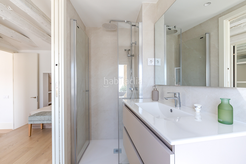 Foto a800f3e8-2008-4696-ad62-9af693f0fe18. Alquiler apartamento ático reformado con terraza y encanto clásico en alquiler en Almagro en Madrid