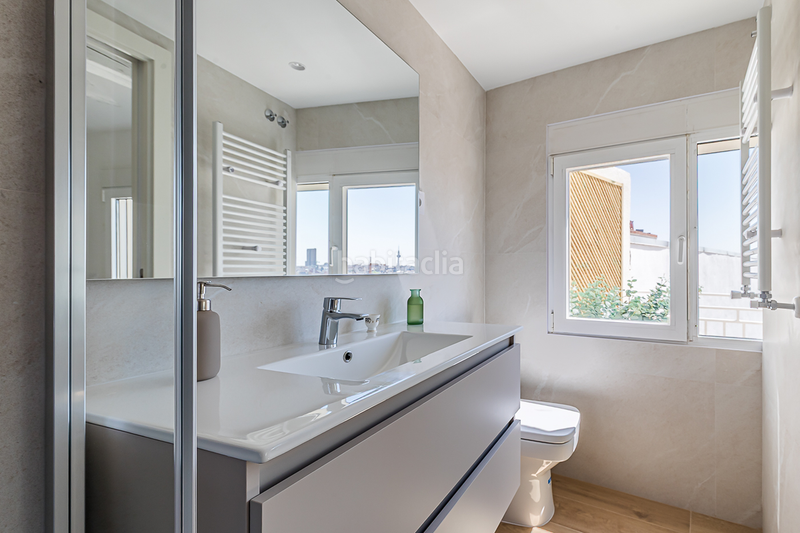 Foto aed7895a-72c8-41e0-b180-0f81b8142c32. Alquiler apartamento ático reformado con terraza y encanto clásico en alquiler en Almagro en Madrid
