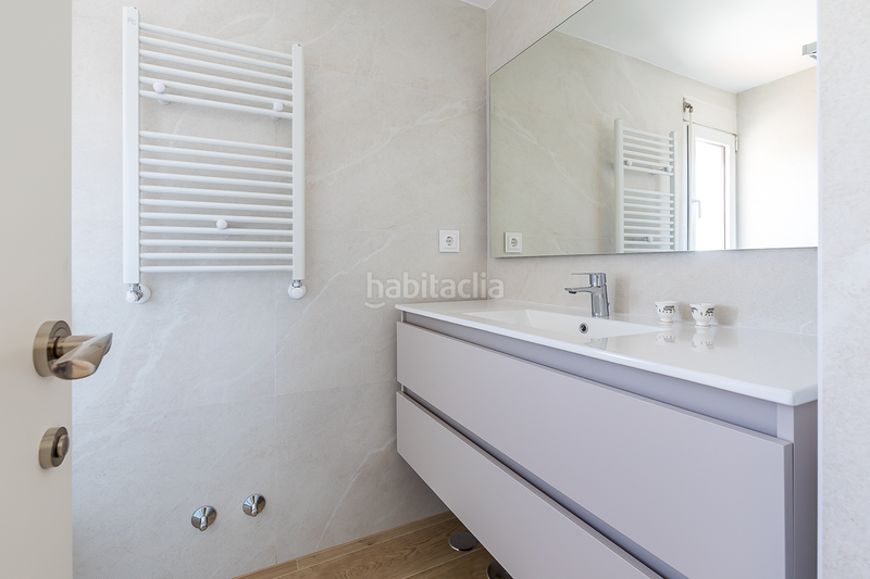 Foto b4ad920c-fb1e-4666-8e26-38db6bcd9ac1. Alquiler apartamento ático reformado con terraza y encanto clásico en alquiler en Almagro en Madrid