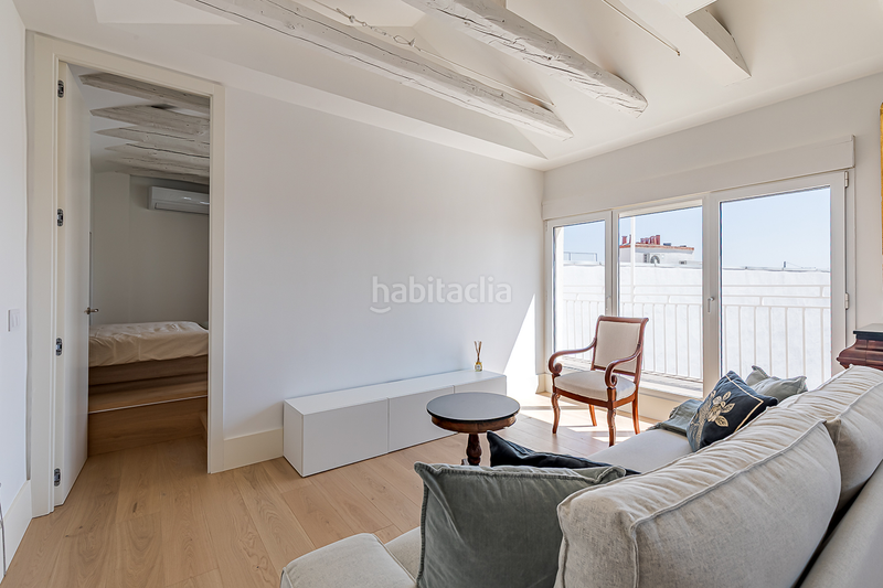 Foto bcebda75-7325-4d0c-876d-51ad96d22758. Alquiler apartamento ático reformado con terraza y encanto clásico en alquiler en Almagro en Madrid