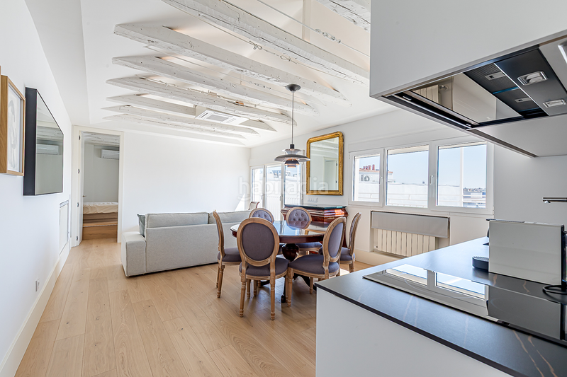 Foto c34e629a-86f3-4872-8b1e-270591262c88. Alquiler apartamento ático reformado con terraza y encanto clásico en alquiler en Almagro en Madrid