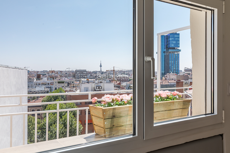 Foto c45ab3aa-dfc1-4e03-acdb-9ea0d58f81cd. Alquiler apartamento ático reformado con terraza y encanto clásico en alquiler en Almagro en Madrid