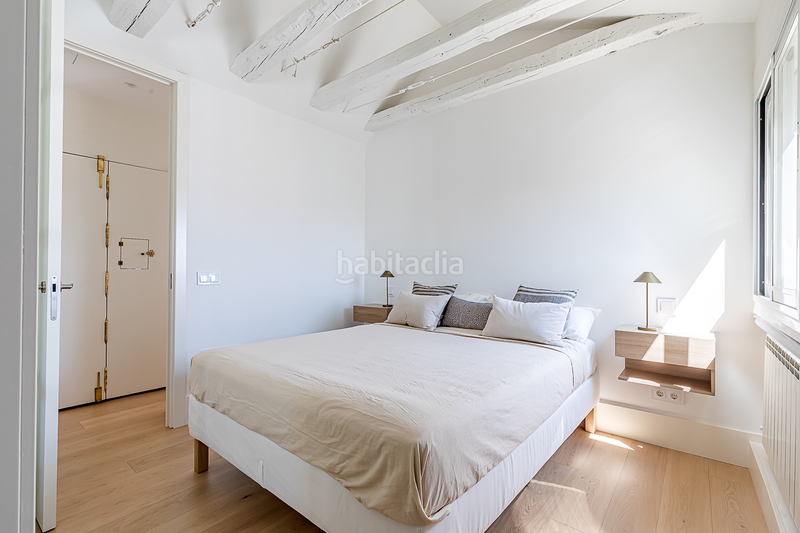 Foto d0af003b-a04f-4472-bf37-2a507843ca63. Alquiler apartamento ático reformado con terraza y encanto clásico en alquiler en Almagro en Madrid