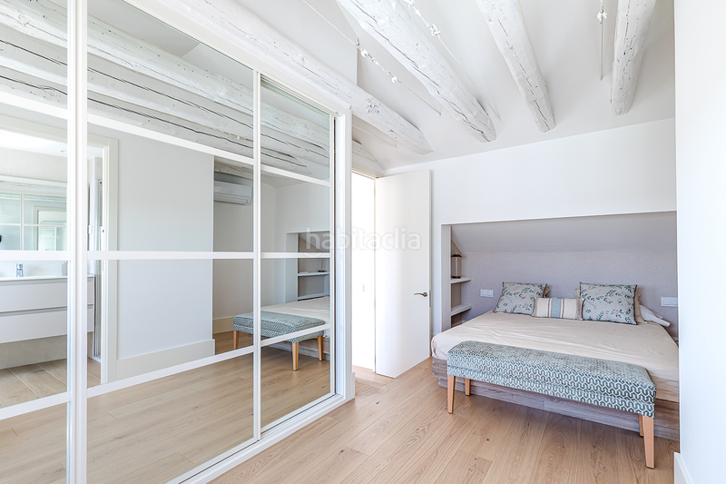 Foto e1d29fde-9719-4e01-82aa-7df7d606e256. Alquiler apartamento ático reformado con terraza y encanto clásico en alquiler en Almagro en Madrid