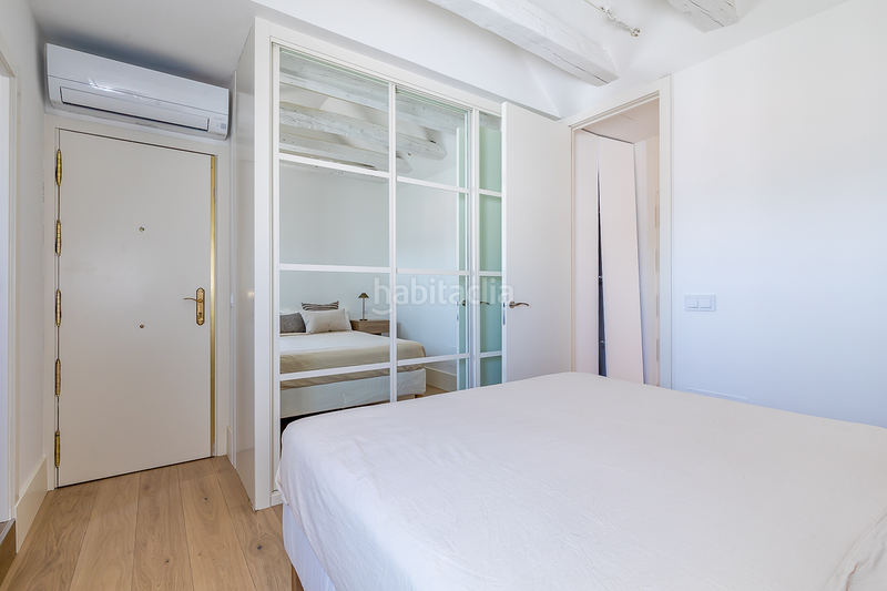 Foto eb0d5b21-59e0-42e7-827d-d881e9ee41e9. Alquiler apartamento ático reformado con terraza y encanto clásico en alquiler en Almagro en Madrid