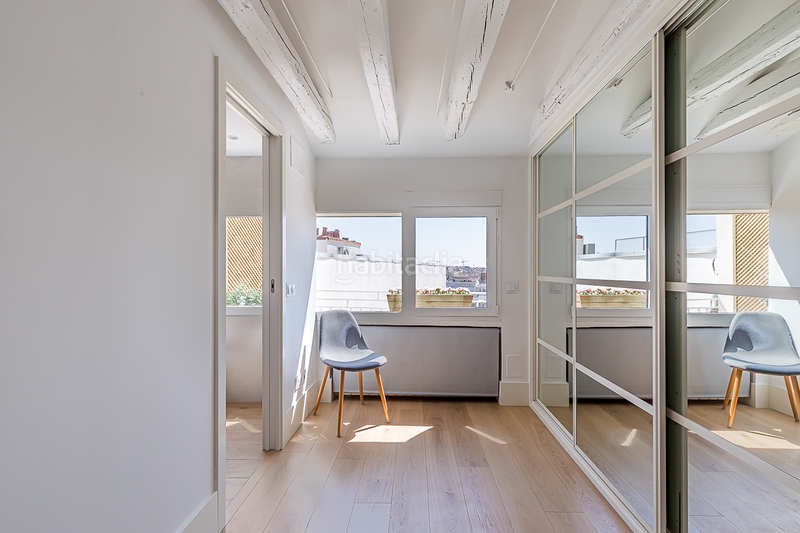 Foto f6bdd58f-887a-4799-867e-a6001e1a8d10. Alquiler apartamento ático reformado con terraza y encanto clásico en alquiler en Almagro en Madrid