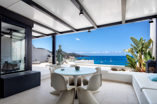 Apartamento en Cala Vedella-Cala Tarida. Ático frente a la playa