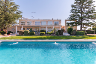 Casa en Cabanes y Las Fuentes. Amplia villa de diseño con un gran potencial en una ubicación pr