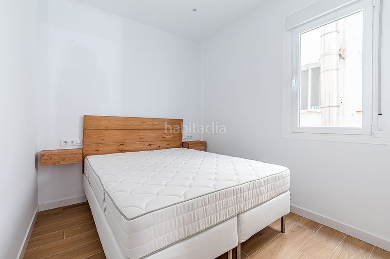 Foto 10d4bb9f-c872-435c-b47b-beb6bc1aee5b. Alquiler apartamento piso reformado y exterior junto al retiro en Madrid