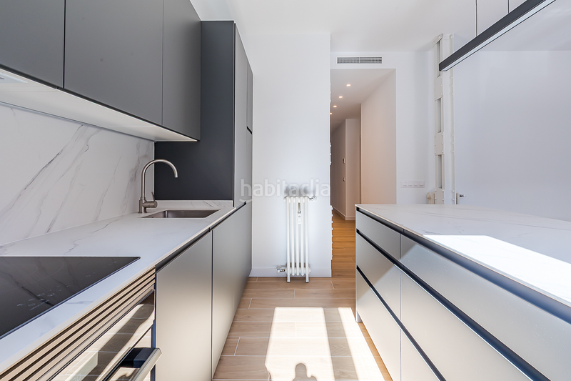 Foto cf306b1f-0bc8-4a08-9039-a0ce173dc79a. Alquiler apartamento piso reformado y exterior junto al retiro en Madrid