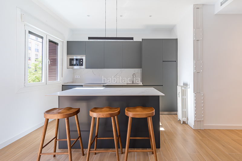 Foto d548c2c8-cb7a-41d7-b503-dbc9e4a0bd6c. Alquiler apartamento piso reformado y exterior junto al retiro en Madrid