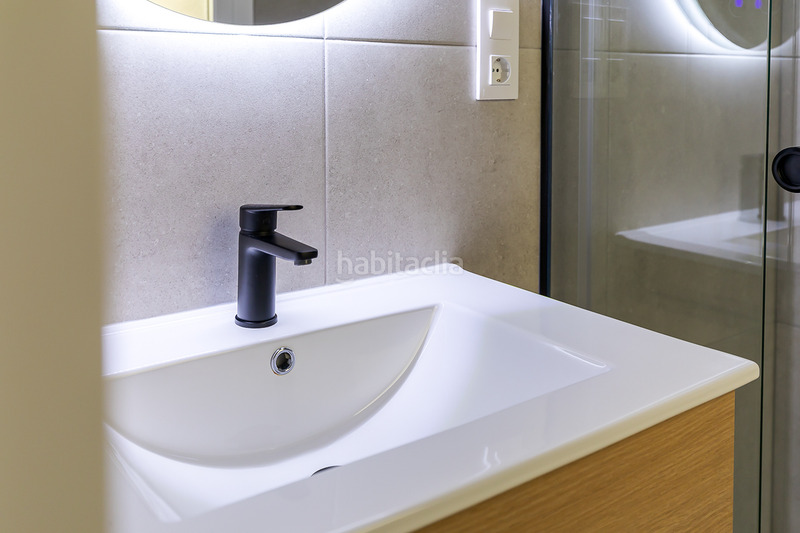 Foto d9f49ed7-6bf0-4ed6-9552-6399a3a7e858. Alquiler apartamento piso reformado y exterior junto al retiro en Madrid